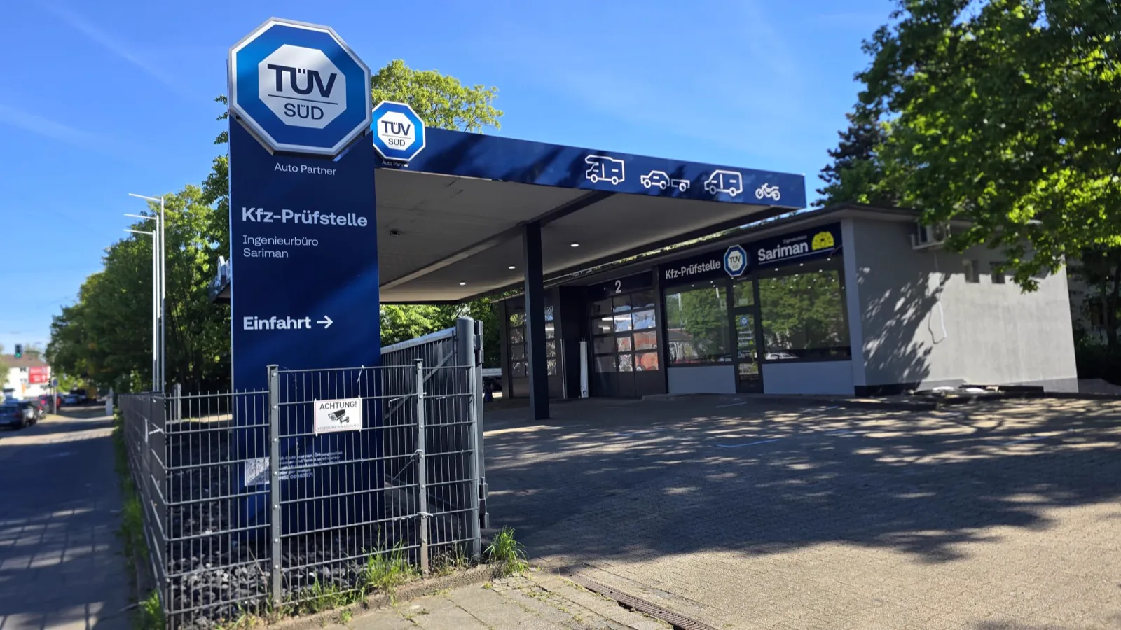 Einfahrt zur Prüfstelle Sariman an der Dorstener Straße 338 mit TÜV-SÜD-Pylon und Vordach